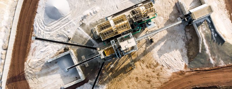 Aerial view of the processing plant with the sand fractionator at the edge of a quartz sand quarry pond for white quartz sand © Frank - stock.adobe.com