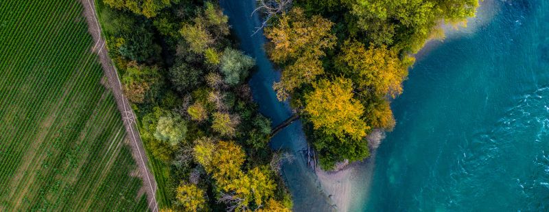 Luftbildaufnahme von Flusslandschaft im Herbst © Heiner - stock.adobe.com