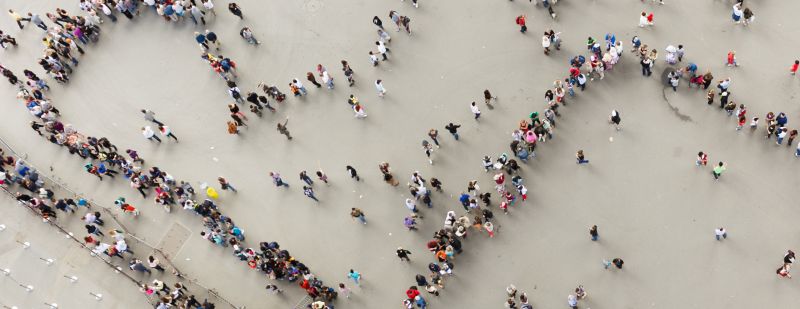Luftbildaufnahme von Menschen, die in einer Schlange stehen © sgaze – stock.adobe.com