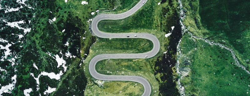 Luftbildaufnahme von Julierpass in der Schweiz © istock/franckreporter